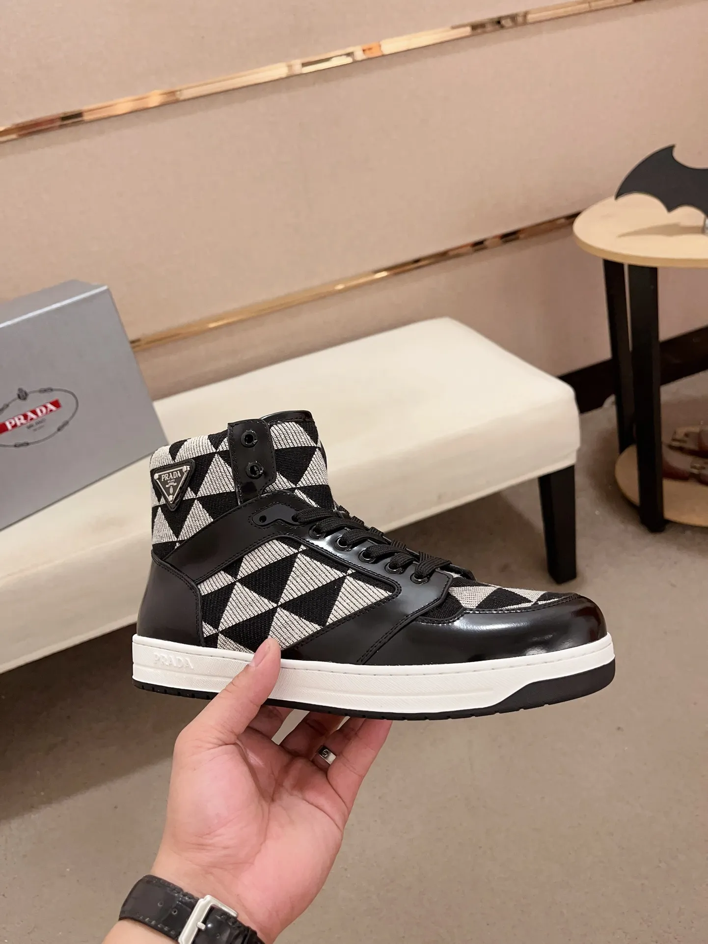 Men's shoes 💰 620💰 ✔️✔️✔️High-quality new PRADA counters are launched at the same time. The new men's shoes and 😘fabric are made of selected first-layer cowhide and triangle △ fabric. Lining: Full cowhide lining. 👍🏿 High-end ☄️ air-cushion molded anti-slip rubber outsole, exquisite lines, simple and elegant, comfortable and high-end for leisure travel. Code number: 38 to 44. 45 can be customized and cannot be returned or exchanged!